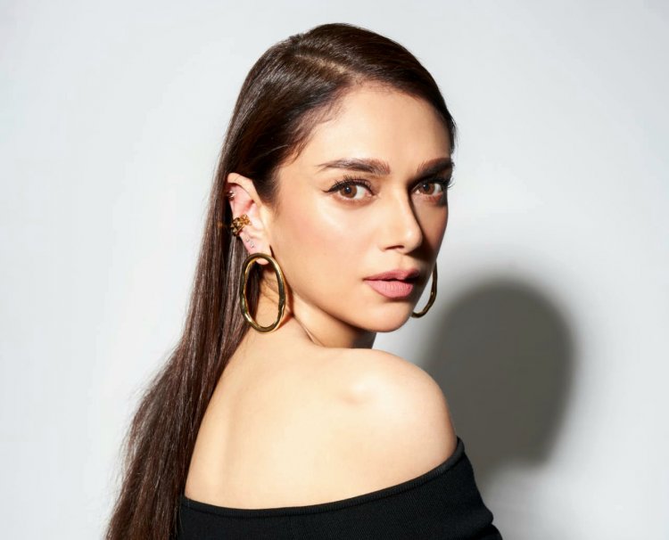 अदिति राव हैदरी का बोल्ड मोनोक्रोमैटिक लुक : सदाबहार फैशन की परिभाषा !