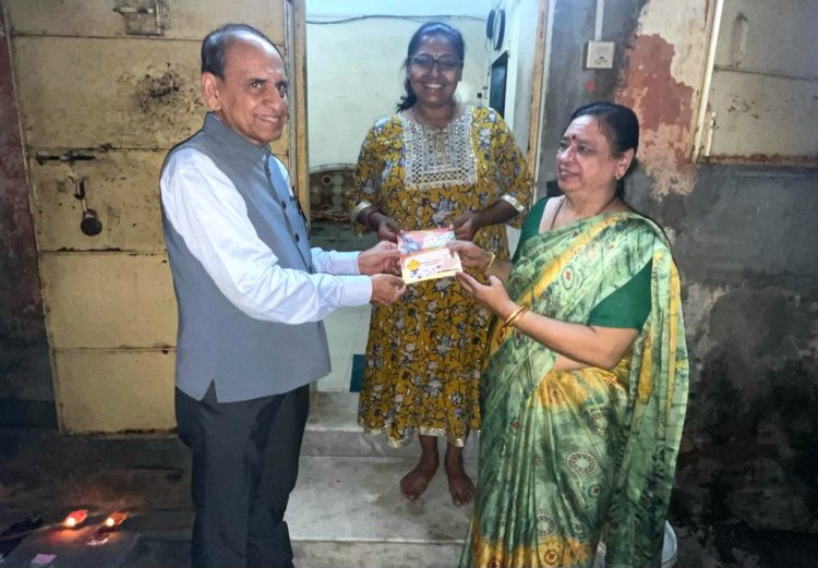 दिवाली के अवसर पर कांग्रेस नेता डॉ. नरेंद्र कुमार ने वार्ड 13 के नागरिकों में सुगंधित उटने का किया वितरण