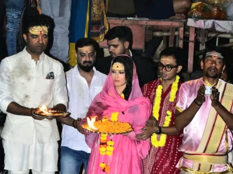 वाराणसी की गंगा आरती में शामिल हुईं सनी लियोनी ....