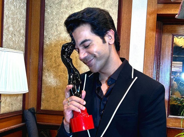  'मोनिका, ओ माई डार्लिंग' में उत्कृष्ट अभिनय प्रदर्शन के लिए राजकुमार राव को सर्वश्रेष्ठ अभिनेता की मिली ट्रॉफी