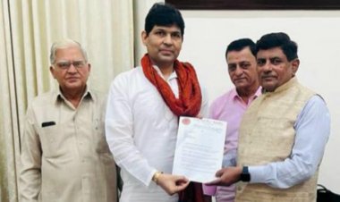 उत्तर भारतीय महासंघ के अध्यक्ष डॉ. योगेश दूबे द्वारा विभिन मांगों के साथ रेलवे महाप्रबंधक को सौंपा गया ज्ञापन 