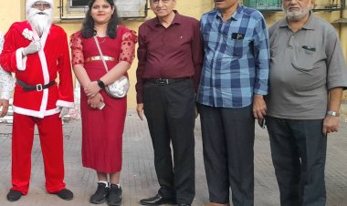 क्रिसमस पर वार्ड 13 में डॉक्टर नरेंद्र कुमार ने बुलाया सांताक्लॉज : बाँटी मिठाइयां, दिया सबको गिफ्ट और चॉकलेट्स !