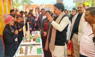 जौनपुर के उमा बैजंती पब्लिक स्कूल में विज्ञान प्रदर्शनी का  आयोजन ...