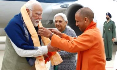 PM Narendra Modi अयोध्या धाम पहुँचे : मुख्यमंत्री योगी आदित्यनाथ ने एयरपोर्ट पर किया स्वागत