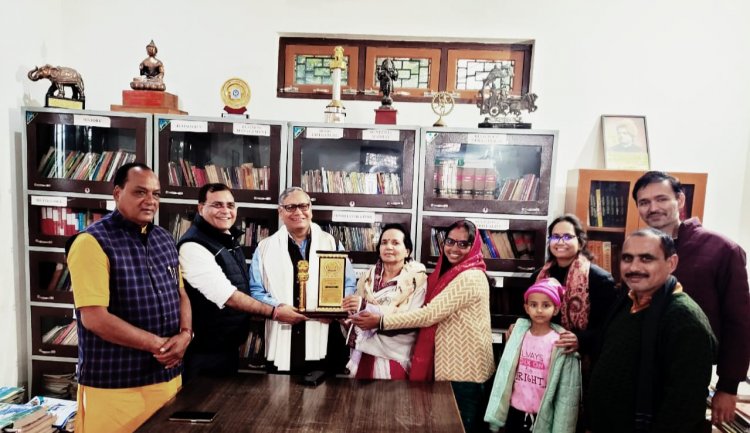 तिमंजिला मुफ्त पुस्तकालय का निर्माण कराने वाले पूर्व पुलिस महानिरीक्षक बी पी त्रिपाठी को अपना पूर्वांचल महासंघ ने दिया "पूर्वांचल गौरव सम्मान"