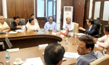 कांदिवली के विभिन्न विकास कार्यों को लेकर भाजपा नेताओं की मनपा के उच्चाधिकारियों संग बैठक