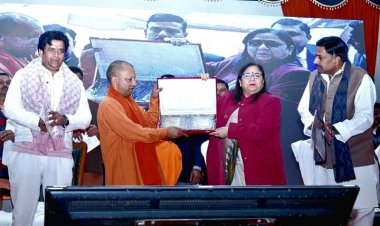 दीनदयाल उपाध्याय गोरखपुर विश्वविद्यालय में एक हजार से अधिक विद्यार्थियों को टैबलेट और स्मार्टफोन का वितरण ...