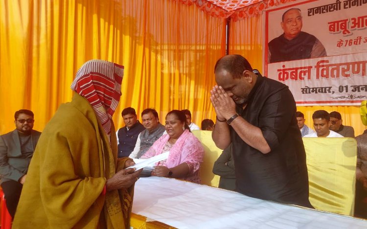 यू पी में कड़ाके की ठंड : पिता बाबू आरएन सिंह की स्मृति में संतोष आरएन सिंह ने जरूरतमंद ग्रामीणों में बांटा कंबल