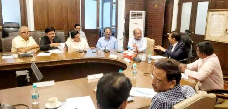 कांदिवली के विभिन्न विकास कार्यों को लेकर भाजपा नेताओं की मनपा के उच्चाधिकारियों संग बैठक