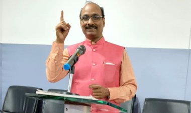 कविता : राजनीति एक क्रिकेट है !