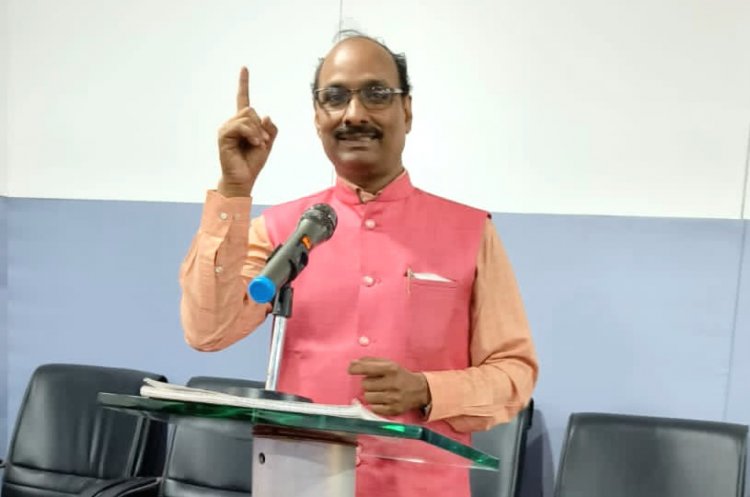 कविता : राजनीति एक क्रिकेट है !