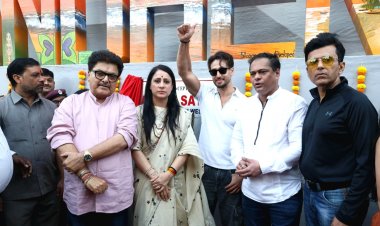  Tiger Shroff द्वारा अंधेरी में आर्टिस्ट रूबल नागी द्वारा निर्मित मूर्ति का अनावरण