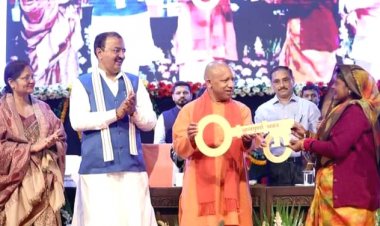 सीएम योगी ने किया अन्नपूर्णा भवनों और ई-पॉस मशीनों के माध्यम से खाद्यान्न वितरण का शुभारंभ