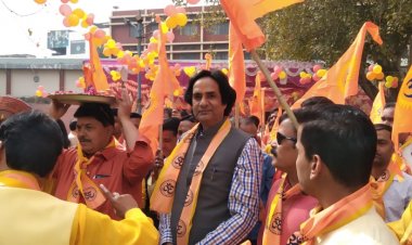 Gaziabad : भगवान चित्रगुप्त शोभा यात्रा में उमड़ा जनसमूह, शाम को खेली गई फूलों की होली