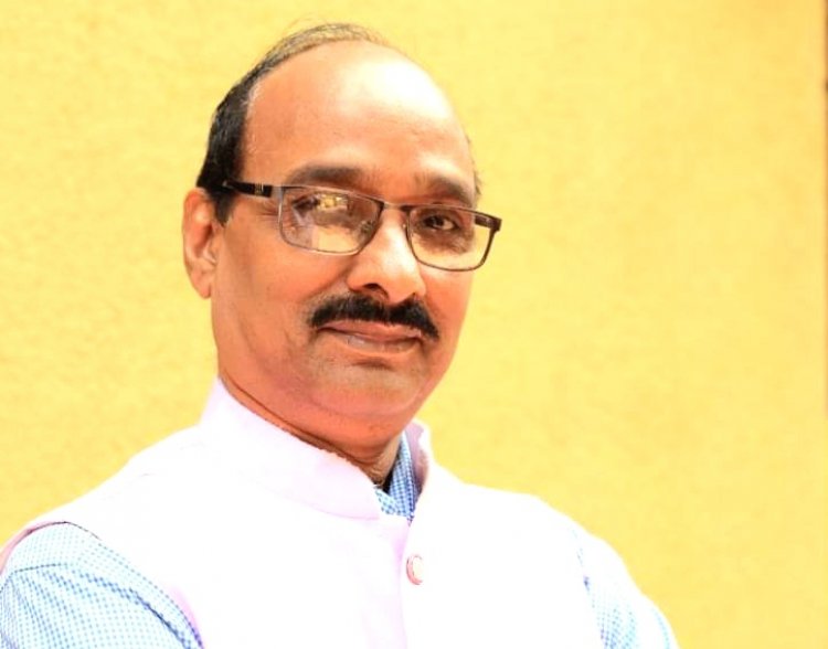 सुरेश मिश्र की कविता : ईमान बेचकर रोटी हमें खाना न पड़े