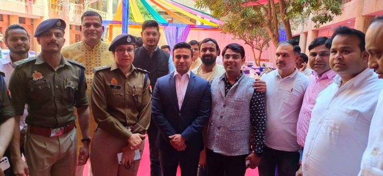 ग्रेटर नोएडा प्रेस क्लब में प्री-होली सेलिब्रेशन : फूलों से खेली गई होली ...