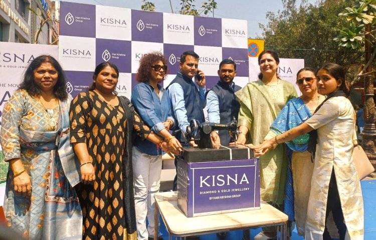 किसना ज्वेलरी के उद्घाटन अवसर पर जरूरतमंद महिलाओं में सिलाई मशीन का वितरण...