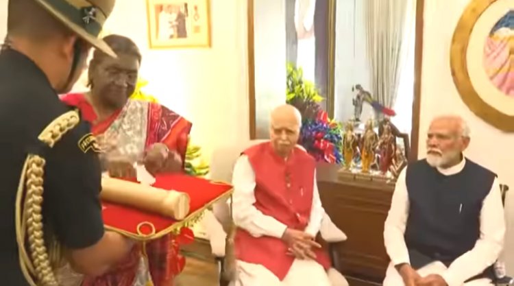 राष्ट्रपति द्रौपदी मुर्मु ने वरिष्ठ भाजपा नेता लालकृष्ण आडवाणी के निवास स्थान पर जाकर उन्हें प्रदान किया "भारत रत्न"