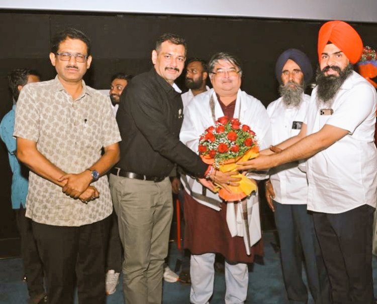 फ़िल्म "स्वातंत्र्य वीर सावरकर" देख भावुक हुए देशभक्त दर्शक