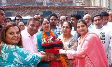 हरियाणा के सीएम की धर्मपत्नी सुमन सैनी चुनाव प्रचार के लिए पहुंचीं अनूप भारद्वाज के आवास पर 