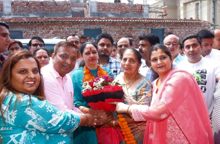 हरियाणा के सीएम की धर्मपत्नी सुमन सैनी चुनाव प्रचार के लिए पहुंचीं अनूप भारद्वाज के आवास पर 