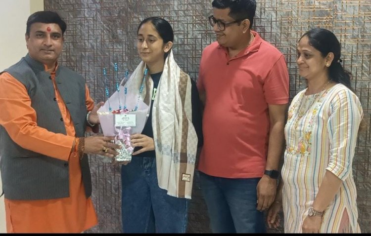 CBSC बोर्ड की दसवीं की परीक्षा में ठाणे जिले की टॉपर रही हिमाक्षी दुग्गड का भाजपा प्रवक्ता शैलेश पांडे ने किया सत्कार