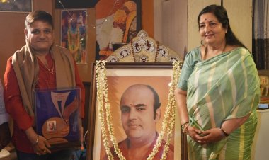 पद्मश्री अनुराधा पौडवाल यांच्या हस्ते "स्व. अरुण पौडवाल कृतज्ञता गौरव पुरस्कार" गायक-संगीतकार त्यागराज खाडिलकर यांना  प्रदान !