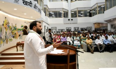 तीसरी बार ‘मोदी सरकार’ के शपथ ग्रहण के उपरांत केवीआईसी अध्यक्ष मनोज कुमार ने संवाद समारोह में अधिकारियों व कर्मचारियों को किया संबोधित