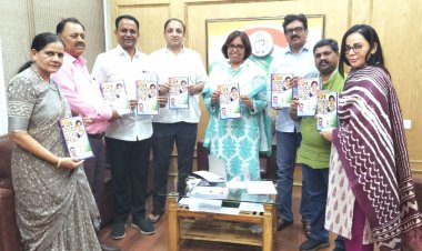 मुंबई कांग्रेस नोटबुक का सांसद वर्षाताई गायकवाड़ ने किया विमोचन