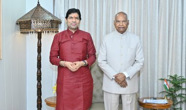 पूर्व राष्ट्रपति रामनाथ कोविंद से समाजसेवी डॉ. योगेश दुबे ने की सदिक्षा भेंट