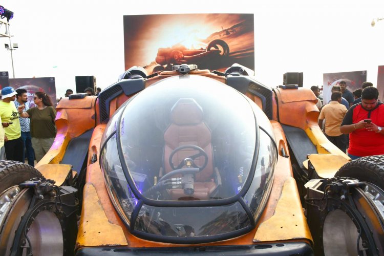 'कल्कि 2898 एडी' के ट्रेलर लॉन्च से पहले भविष्य का वाहन 'बुज्जी' मुंबई की सड़कों पर