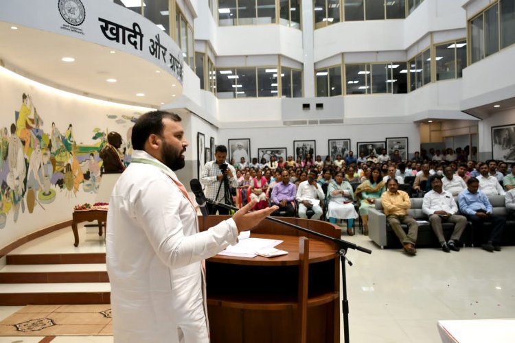 तीसरी बार ‘मोदी सरकार’ के शपथ ग्रहण के उपरांत केवीआईसी अध्यक्ष मनोज कुमार ने संवाद समारोह में अधिकारियों व कर्मचारियों को किया संबोधित