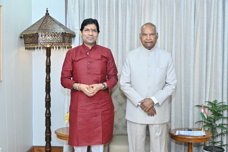 पूर्व राष्ट्रपति रामनाथ कोविंद से समाजसेवी डॉ. योगेश दुबे ने की सदिक्षा भेंट