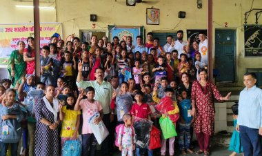 उत्तर भारतीय परिवार द्वारा विद्यार्थियों में स्कूल बैग, यूनिफार्म और नोटबुक्स का मुफ्त वितरण