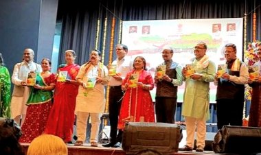 कजरी महोत्सव में सुरेश मिश्र के कजरी संग्रह 'सावनी बयार' का हुआ लोकार्पण 