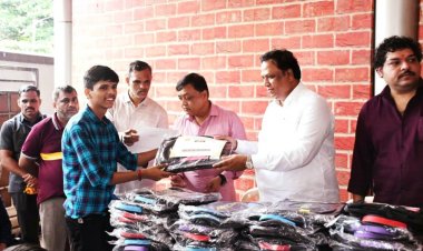BJP मुम्बई अध्यक्ष एड. आशीष शेलार द्वारा छात्रों में कॉलेज बैग और सम्मान पत्र का वितरण
