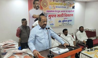 पूर्व सांसद गोपाल शेट्टी की उपस्थिती में लाड़ली बहनों में साड़ी का वितरण 