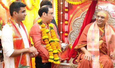 जगद्गुरु शंकराचार्य श्री प्रज्ञानानंद सरस्वती के दर्शनार्थ पहुंचे अनेक राजनेता और भक्तगण