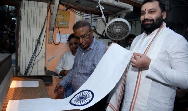 खादी और ग्रामोद्योग आयोग के अध्यक्ष  मनोज कुमार ने बोरिवली के कोरा केन्द्र में खादी कार्यकर्ताओं से साधा संवाद