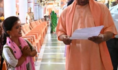 CM Yogi से जब छोटे कद की महिला ने कहा - महाराज जी, आपके साथ फोटो खूब वायरल होगी !