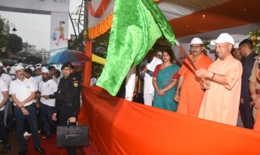 CM Yogi Adityanath ने भारी बारिश के बीच 'नमो प्लागथॉन' को दिखाई हरी झंडी