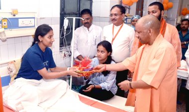 PM नरेंद्र मोदी के जन्मदिन पर मुख्यमंत्री योगी आदित्यनाथ ने रक्तदान शिविर का किया शुभारंभ, मरीजों में वितरित किये फल