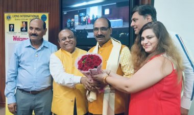 हास्य-कविताओं की धुआंधार बारिश से लोटपोट हुए खारघर में कैंसर पीड़ित श्रोता ...