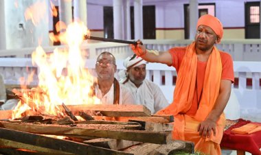 CM योगी ने महानिशा पूजन कर लोकमंगल की प्रार्थना की : गोरखनाथ मंदिर के शक्तिपीठ में हवन के साथ पूर्ण हुआ नवरात्र अष्टमी का अनुष्ठान