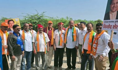 Malad : विनोद शेलार के परिवर्तन रथ पर सवार स्टार प्रचारक गोपाल शेट्टी ने नागरिकों से कहा "अवश्य करें मतदान"