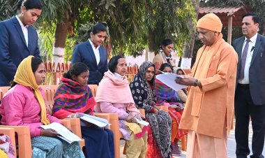 CM योगी आदित्यनाथ ने जनता दर्शन में 150 लोगों की सुनीं समस्याएं, तत्काल निराकरण के लिए अधिकारियों को दिया निर्देश