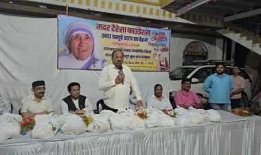 "मदर टेरेसा फॉउंडेशन" ने क्रिसमस से पूर्व जरूरतमंदों में अनाज किया वितरित
