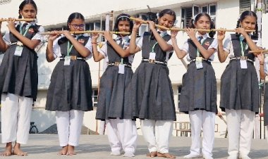 हर हाथ बांसुरी - हर साँस बांसुरी : सुंदरम सेंट्रल स्कूल की छात्राएं जुटीं भव्य वार्षिकोत्सव की संगीतमय तैयारी में