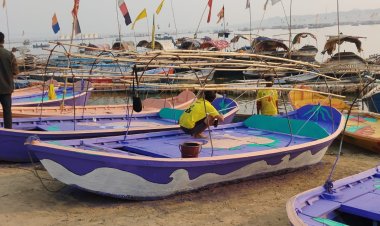 Mahakumbh 2025 : संगम की नावों पर हो रही चित्रकारी, नमामि गंगे मिशन के तहत की जा रही है लगभग 2000 नावों की पेंटिंग