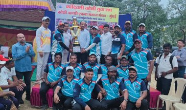 कांदिवली कोली युवा संघ आयोजित कोली-आगरी एकता समाज मंडल की क्रिकेट प्रतियोगिता के विजेताओं को जनसेवक गोपाल शेट्टी ने प्रदान की ट्रॉफी